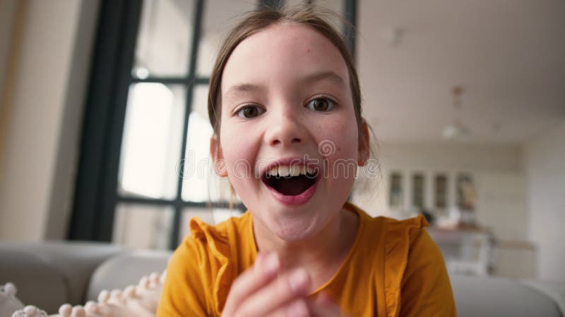 Webcam affichage point de vue pov écran moderne happy caucasian petite fille fille filles défilement écran mobile clips vidéos
