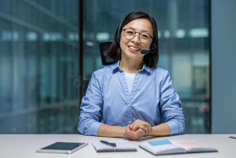 Webcam voir une travailleuse de soutien avec un casque souriant et regarder la caméra. Femme en milieu de travail en cabinet-conse image stock