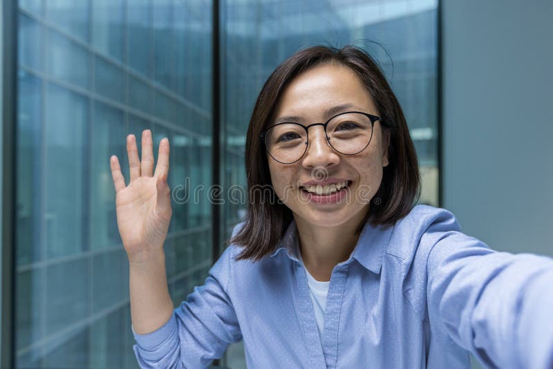 Webcam vue femme regarder la caméra bravo. femme asiatique utilisant l'application sur téléphone pour la communication en ligne à distance. Femme d'affaires réussie et heureuse.