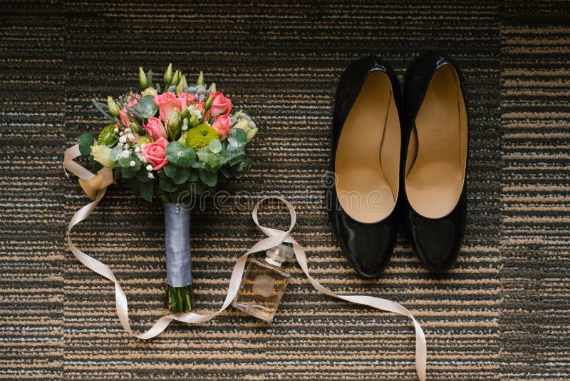 Wedding accessories of the bride: shoes, bouquet of roses and eucalyptus royalty free stock image Wedding accessories of the bride: shoes, bouquet of roses and eucalyptus royalty free stock image