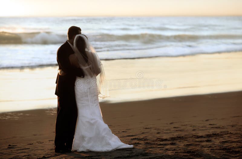 Coppia, matrimonio sulla spiaggia, al tramonto.