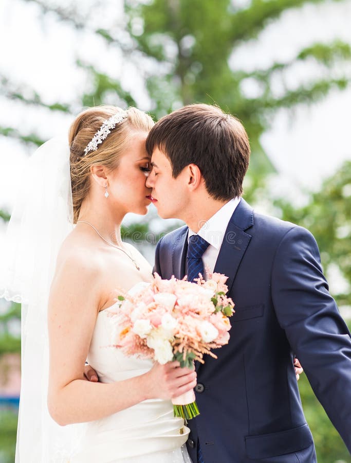 bride and groom romantic poses bride and groom romantic poses