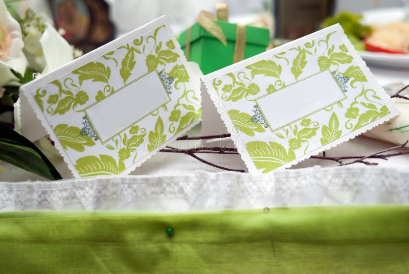 Hochzeits-Gästekarten. Leere grüne Platzkarten auf einer Hochzeitstischdekoration stockbild