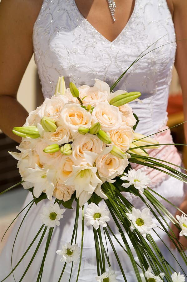 Ramo de boda de blanco rosas.