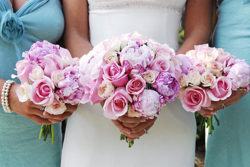 Novia a su damas de honor, concentrarse sobre el flor ramos.