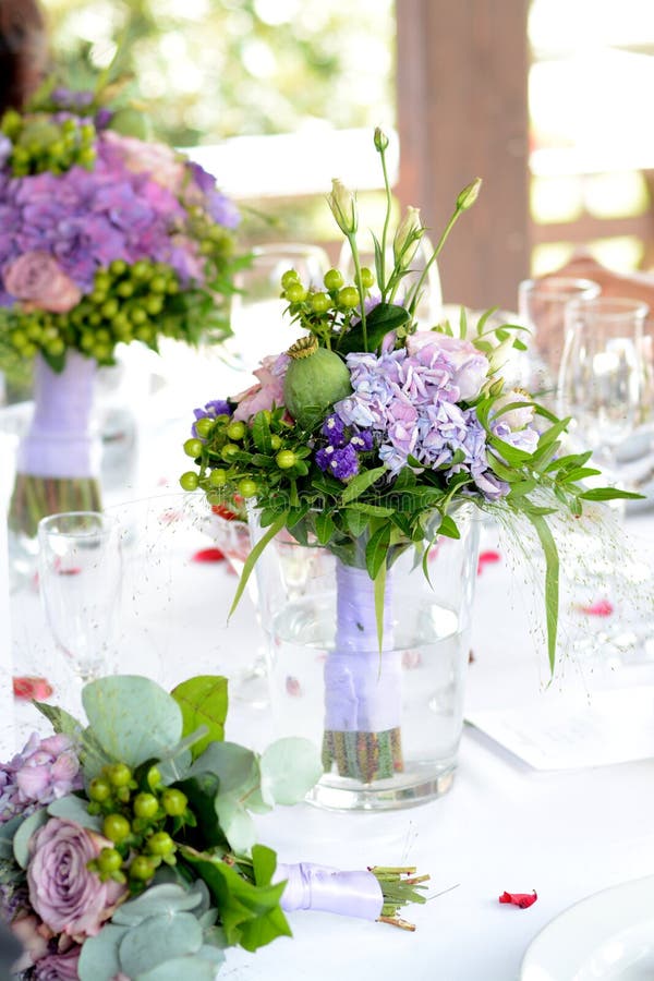 Nozze fiore mazzi di fiori impostato vasi sul tavolo.
