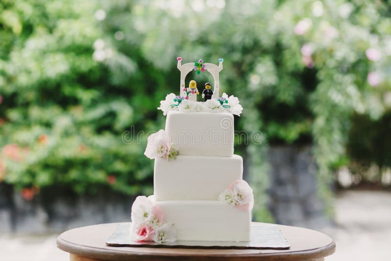 Wedding cake with bride and groom in lego toys royalty free stock photo Wedding cake with bride and groom in lego toys royalty free stock photo