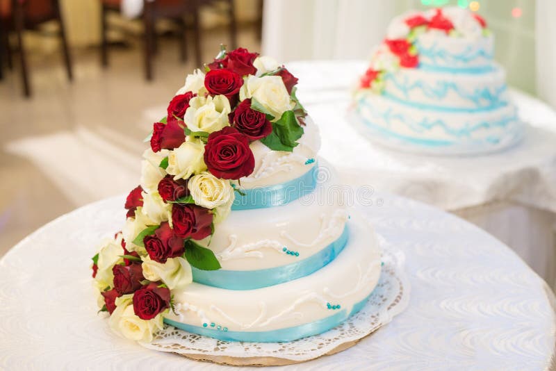 Wedding cake decorated with red and white flowers roses on white background royalty free stock images Wedding cake decorated with red and white flowers roses on white background royalty free stock images