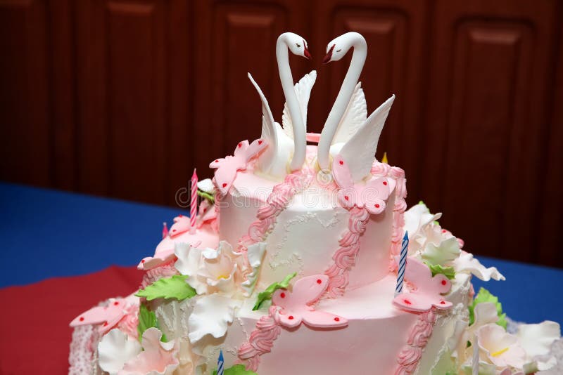 Wedding cake with decorative swans closeup stock photography Wedding cake with decorative swans closeup stock photography