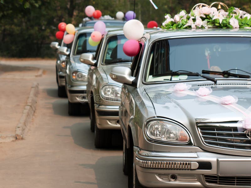 Vdaná nevěsta, svatební kytice, limuzína auto.