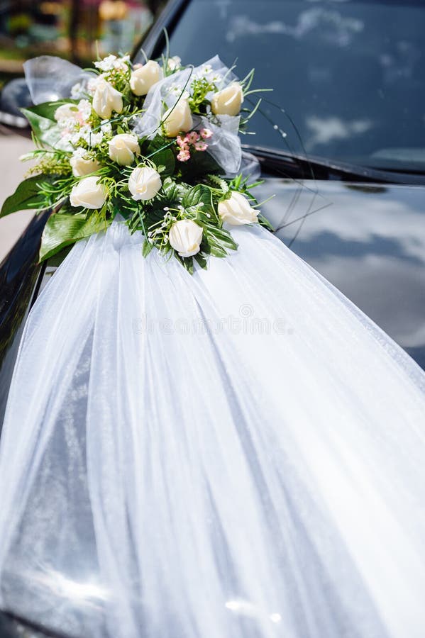 https://thumbs.dreamstime.com/b/wedding-car-decor-flowers-bouquet-car-decoration-53575005.jpg