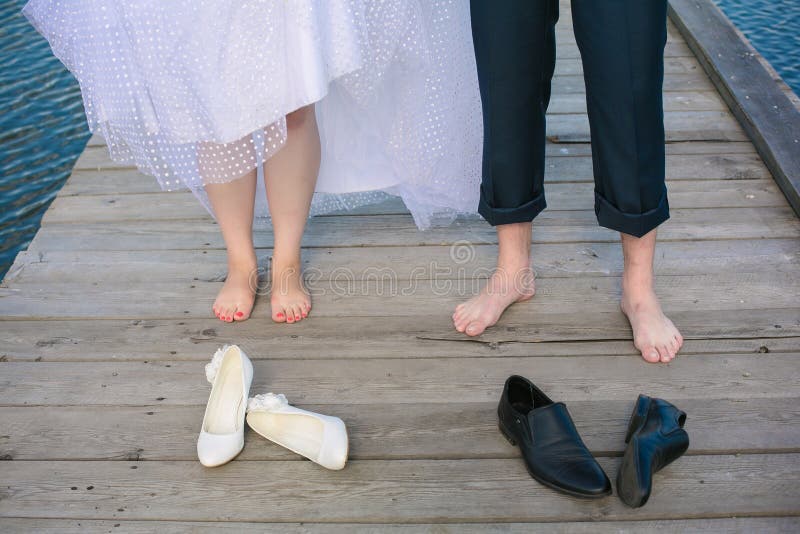 Couples feet. Молодожены стопы. Barefoot couple Wedding. Свадебная пара ноги. Couple Wedding foot Walking.