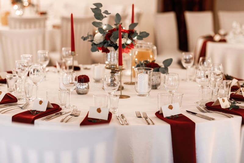 kul provokere Jeg accepterer det Wedding Table Setting in Red and White Theme Stock Photo - Image of  candles, cards: 173703046