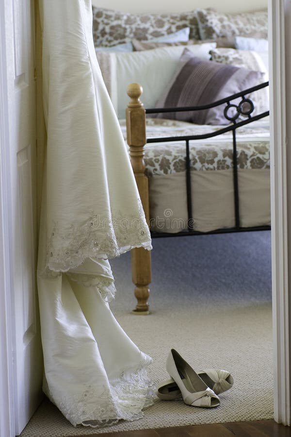 Abito da sposa e le scarpe in camera da letto.