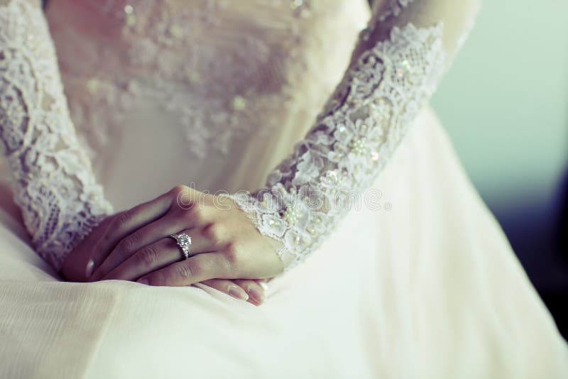 Anillo de diamantes bordado cordón boda ropa lindo.