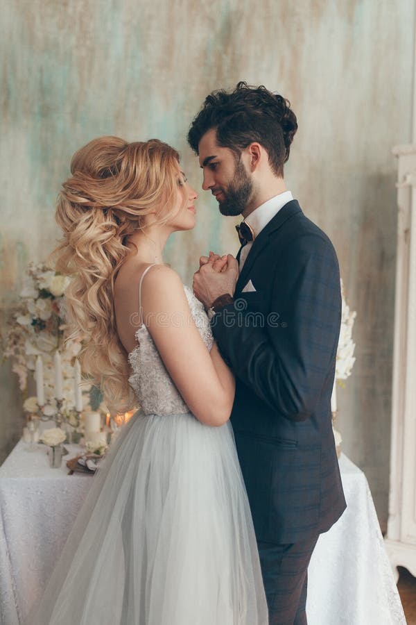 https://thumbs.dreamstime.com/b/wedding-european-style-beautiful-bride-groom-studio-101192994.jpg