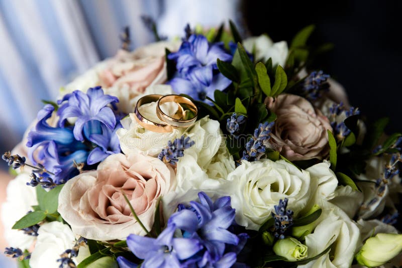 Wedding gold rings on a bouquet of flowers royalty free stock images Wedding gold rings on a bouquet of flowers royalty free stock images
