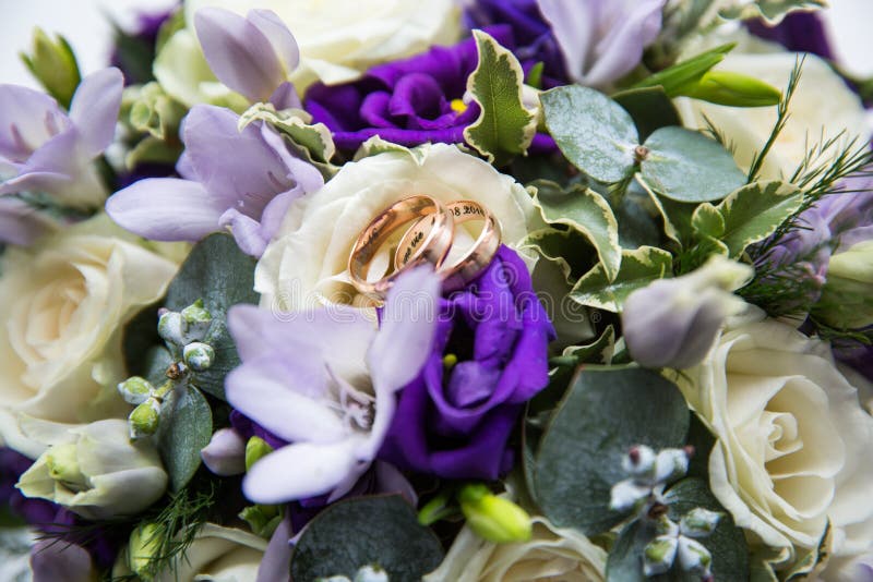 Wedding gold rings on a bouquet of flowers royalty free stock image Wedding gold rings on a bouquet of flowers royalty free stock image