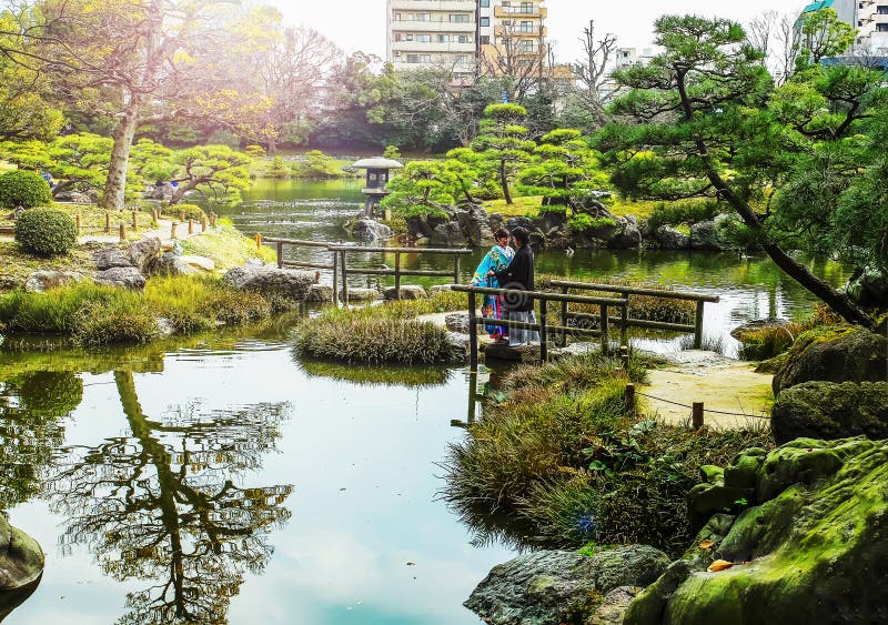 https://thumbs.dreamstime.com/b/wedding-kimono-kiyosumi-park-tokyo-japan-lovely-couple-amon-small-bridge-wooden-163395290.jpg