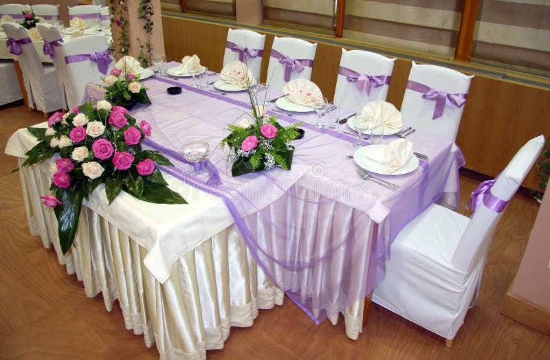 Tabelle Einstellung auf einer Luxus-Hochzeit, ein Ort für die Gäste bereit.