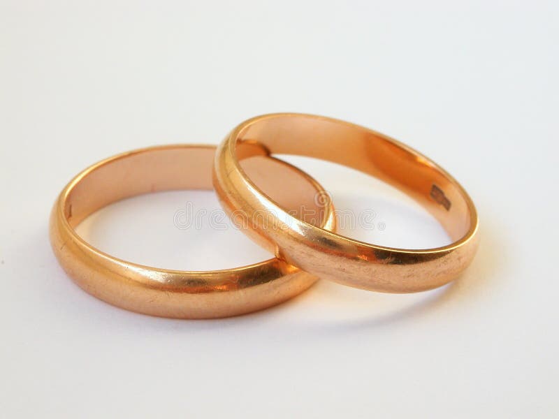 Anillos de boda sobre el blanco.