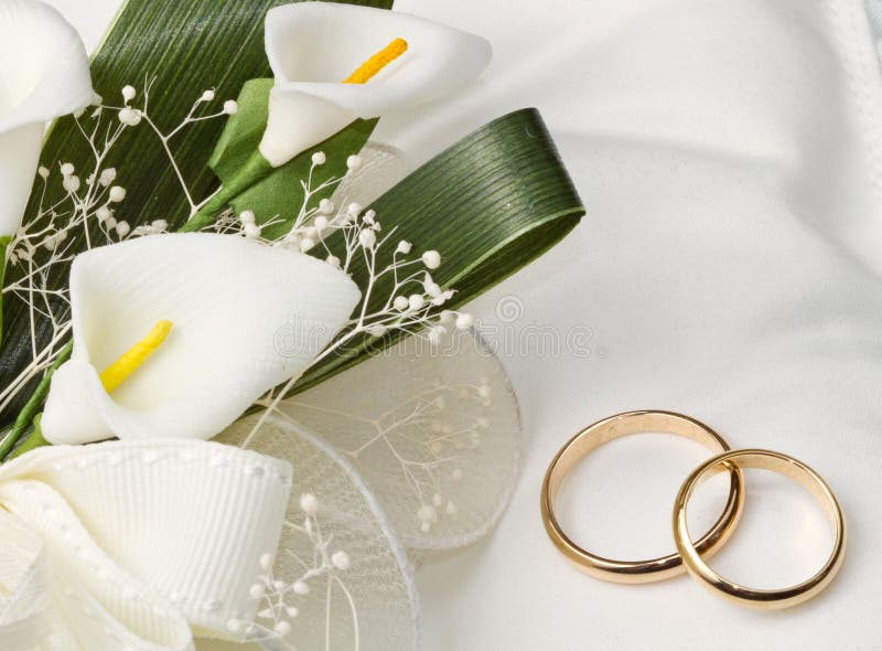 Wedding rings with calla bouquet stock images