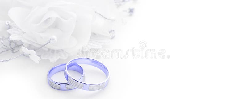 Nhẫn cưới bạch kim nền trắng - Tìm kiếm một món quà đầy ý nghĩa cho lễ cưới của bạn? Nhẫn cưới bạch kim nền trắng là sự lựa chọn hoàn hảo. Với vẻ đẹp sang trọng và đơn giản, chiếc nhẫn này sẽ là điểm nhấn hoàn hảo chinh phục mọi trái tim. 