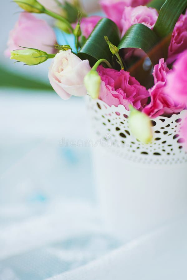 Bellissimo tavolo nuziale decorato fiori.