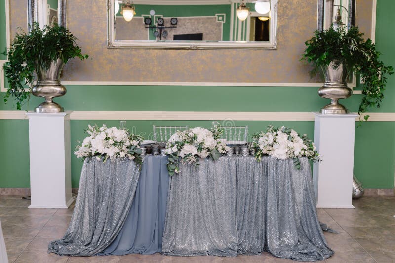 Wedding table decoration in white and silver colors for the fiance and fiancee royalty free stock photos Wedding table decoration in white and silver colors for the fiance and fiancee royalty free stock photos