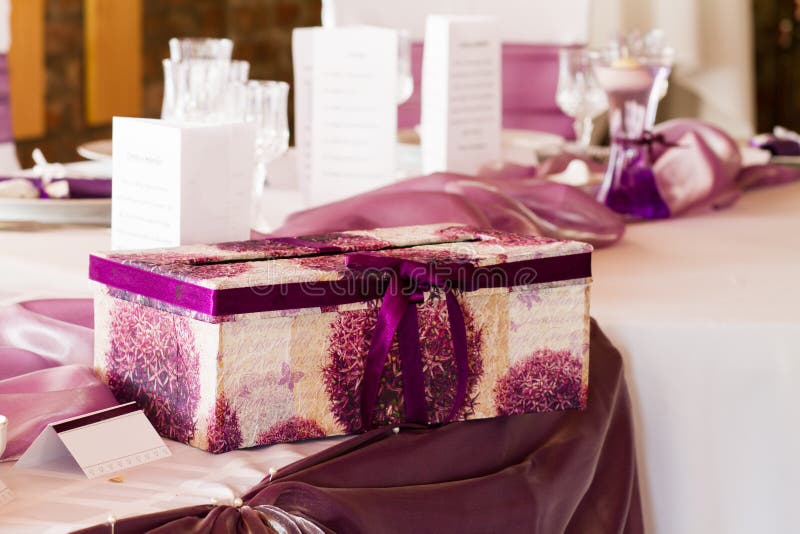Wedding table with giftbox stock image. Image of green 57286317