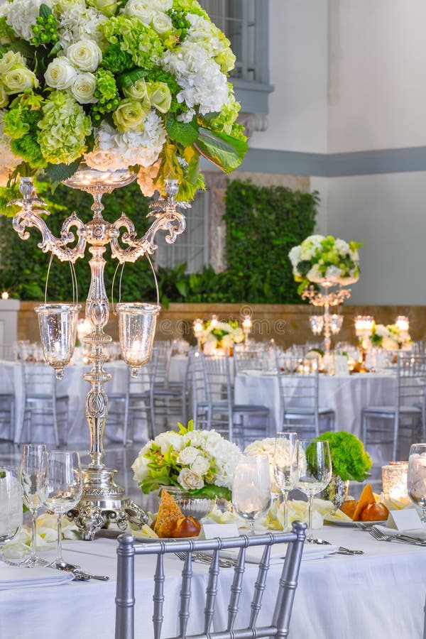 Recepción de la boda mesas decorativo decoraciones flores, comida, se ilumina velas plata Ellos son listo sobre el aceptar huéspedes fiesta.