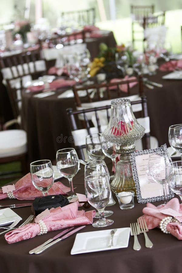 Mesas colocar una multa abastecimiento durante boda evento.