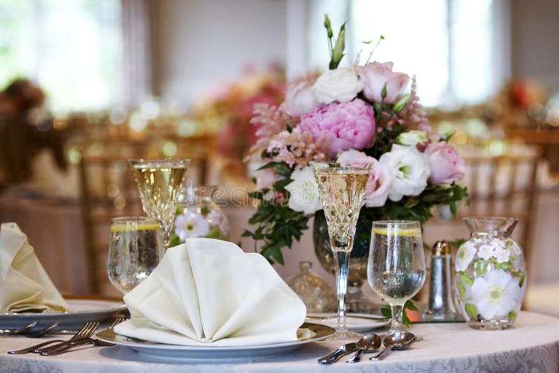 Mesas colocar una multa abastecimiento durante boda evento.