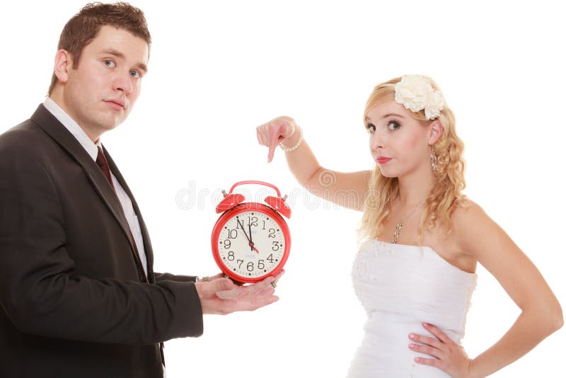 Выберем время для встречи. Жених и невеста с часами. Невеста и часы. Невеста с часами. Свадебный будильник.