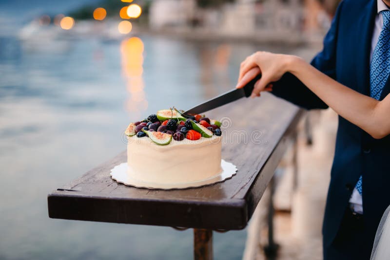Wedding Tradition Cutting Wedding Cake Bride Gr Stock Photos Free