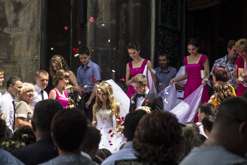 Matrimonio di due giovani, nella chiesa di Dèi Monastero Domenicano.