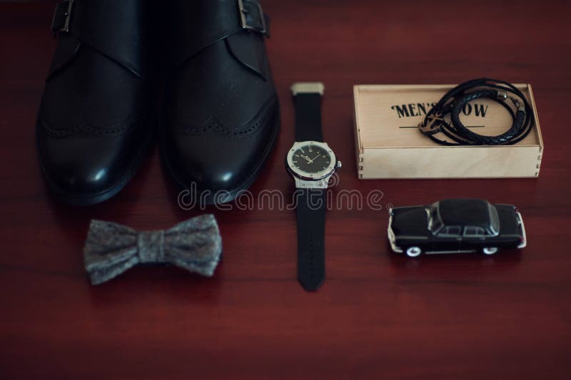 Wedding аксессуары groom, детали одежд, пояса, наручные часы, стоковое изображение rf Wedding аксессуары groom, детали одежд, пояса, наручные часы, стоковое изображение rf