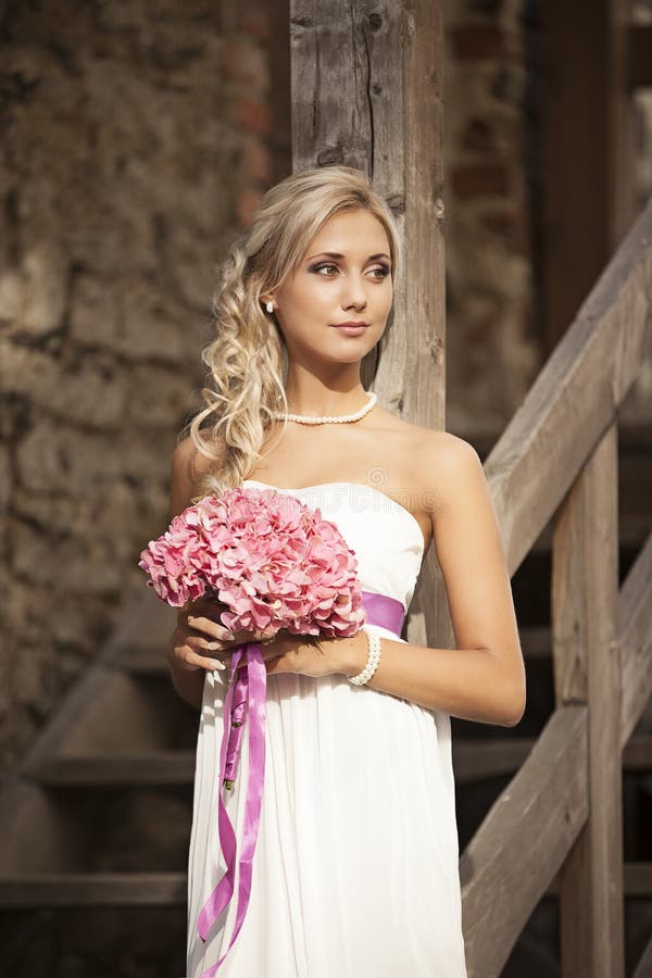 Wedding, счастливый молодой человек и праздновать женщины стоковое фото Wedding, счастливый молодой человек и праздновать женщины стоковое фото