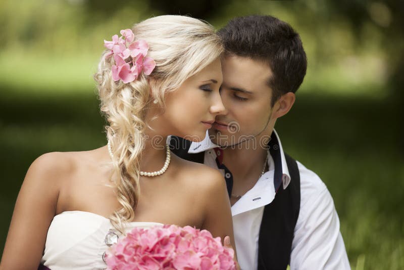 Wedding, счастливый молодой человек и праздновать женщины стоковое изображение Wedding, счастливый молодой человек и праздновать женщины стоковое изображение