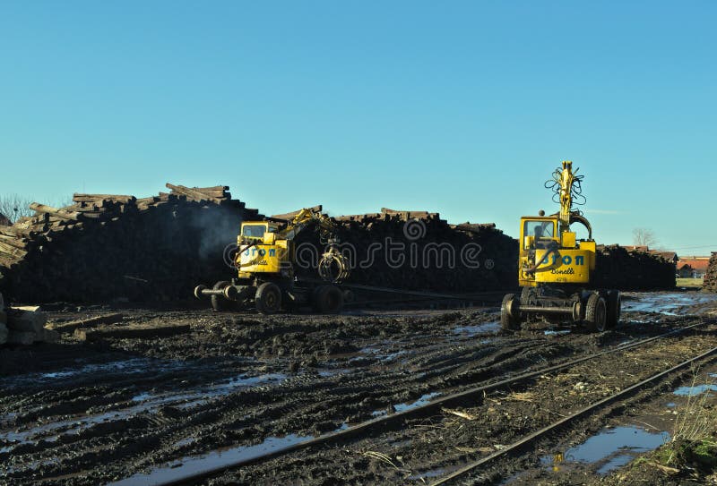 Wederopbouw van een spoorweg met machines die op een zonnige de winterdag werken royalty-vrije stock foto Wederopbouw van een spoorweg met machines die op een zonnige de winterdag werken royalty-vrije stock foto