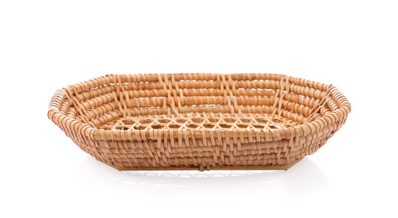 weefsel rieten die mand op witte achtergrond wordt geïsoleerd stock afbeeldingen weefsel rieten die mand op witte achtergrond wordt geïsoleerd stock afbeeldingen