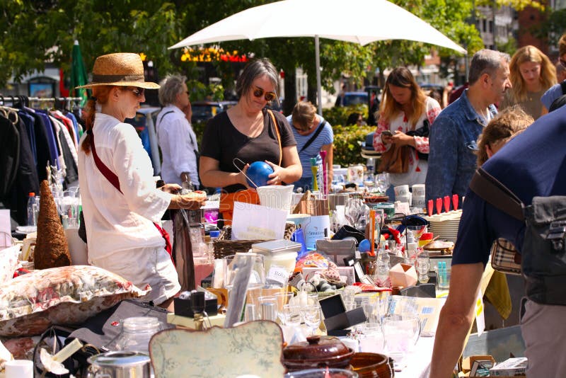 Weekend le marché aux puces au centre de la ville un jour ensoleillé La cabine du marché avec des objets à vendre et les gens rec photos stock Weekend le marché aux puces au centre de la ville un jour ensoleillé La cabine du marché avec des objets à vendre et les gens rec photos stock