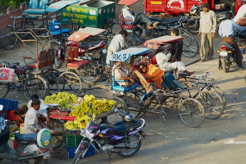 Weergeven aan de marktstraat met riksja's die op passagiers in Jaipur, India wachten stock foto Weergeven aan de marktstraat met riksja's die op passagiers in Jaipur, India wachten stock foto