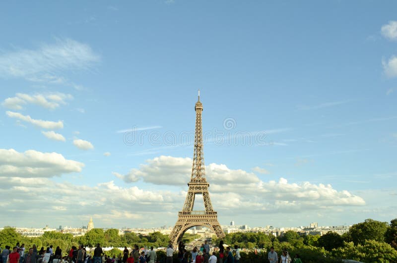 Weergeven aan de Toren van Eiffel vanuit Trocadero-tuinengezichtspunt stock afbeeldingen Weergeven aan de Toren van Eiffel vanuit Trocadero-tuinengezichtspunt stock afbeeldingen