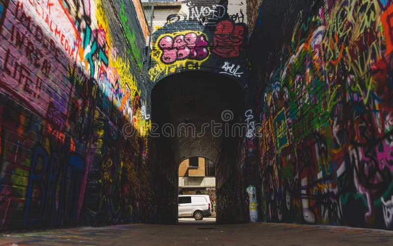 Weergeven onderaan kunstwerk op Graffitistraat royalty-vrije stock foto's Weergeven onderaan kunstwerk op Graffitistraat royalty-vrije stock foto's