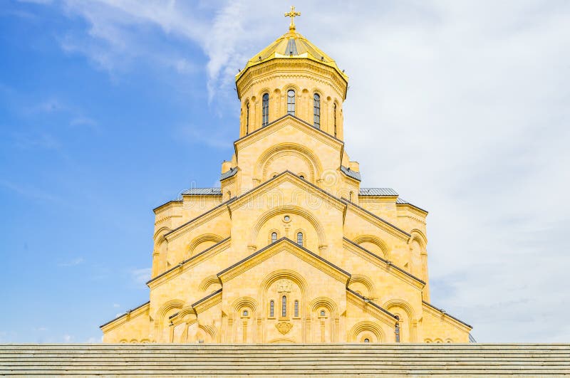 Weergeven op de Heilige Drievuldigheidskathedraal van Tbilisi in Georgië stock foto Weergeven op de Heilige Drievuldigheidskathedraal van Tbilisi in Georgië stock foto