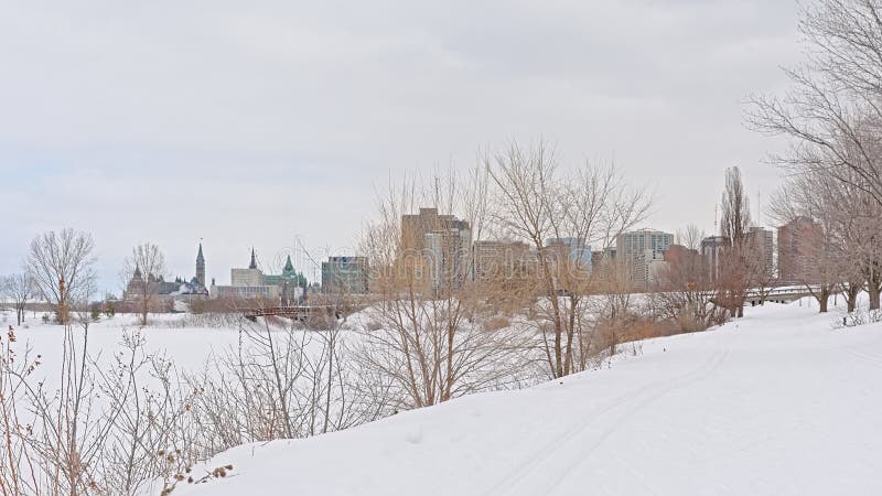 Weergeven op de stad van Ottawa van de Sjam-de winter wandelingssleep langs de rivier van Ottawa royalty-vrije stock afbeelding Weergeven op de stad van Ottawa van de Sjam-de winter wandelingssleep langs de rivier van Ottawa royalty-vrije stock afbeelding