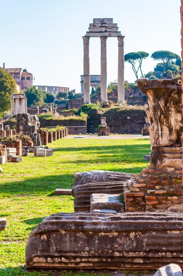 Weergeven op de Tempel van Bever en Pollux door de oude overblijfselen en de ruïnes in Roman Forum in Rome stock fotografie Weergeven op de Tempel van Bever en Pollux door de oude overblijfselen en de ruïnes in Roman Forum in Rome stock fotografie