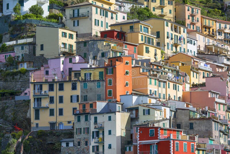 Weergeven op kust en typische kleurrijke huizen in klein dorp, Riomaggiore, Cinque Terre, Italië stock fotografie Weergeven op kust en typische kleurrijke huizen in klein dorp, Riomaggiore, Cinque Terre, Italië stock fotografie