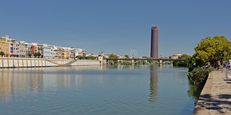 Weergeven over de rivier van Guadalquivir in de stad van Sevilla royalty-vrije stock afbeelding Weergeven over de rivier van Guadalquivir in de stad van Sevilla royalty-vrije stock afbeelding